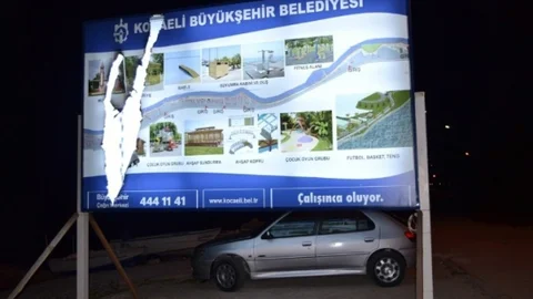 Karamürsel Dereköy'deki Reklam Panolarına Saldırı
