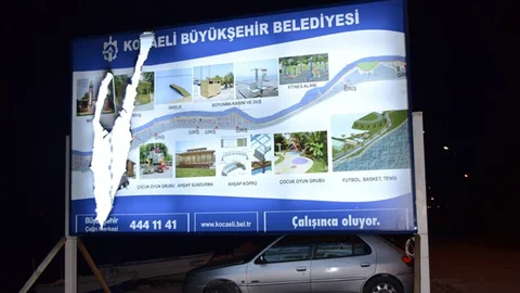 Karamürsel'de Reklam Panoları Kesildi