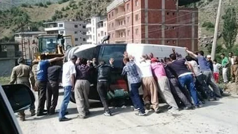 Şemdinli'de Minibüs Kazası