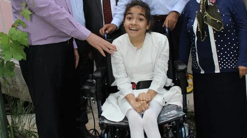 Başbakan Ahmet Davutoğlu'ndan Engelli Kıza Akülü Araç Desteği