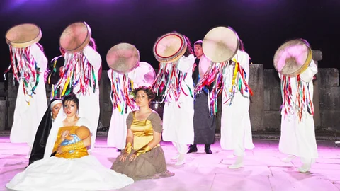 İzmir Torbalı'da Müzikal Tiyatro Gösterimi