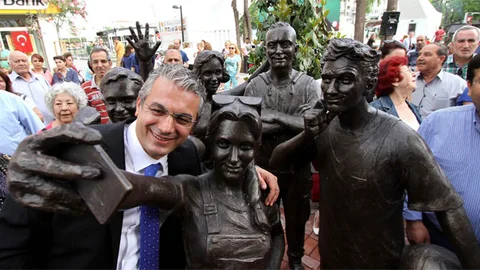 İzmir'de Yeni Özçekim Heykeli