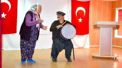 Arslanköy'deki Kadın Tiyatrocular Turneyi Tamamladı