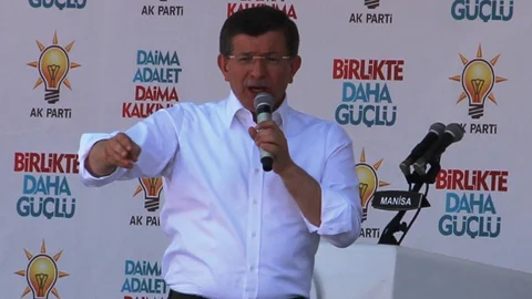 Başbakan Davutoğlu Gençlere Şiirle Seslendi