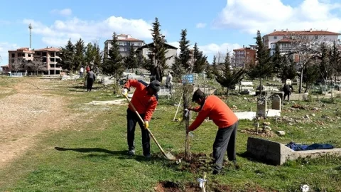 Malatya'da Mezarlık Temizliği Devam Ediyor