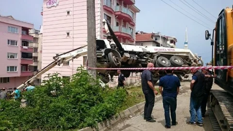 Düzce'de Beton Pompası Tehlike Atlattı