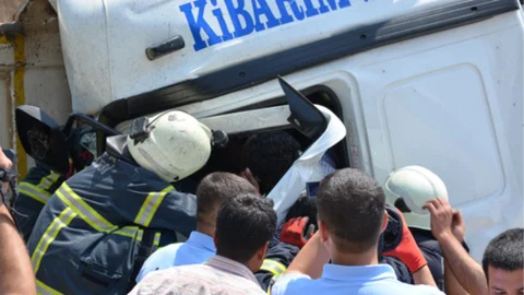 TIR, kamyona çarptı 3 yaralı!