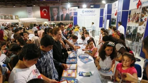 Kocaeli'de Öğrencilerden Kitap İmzası