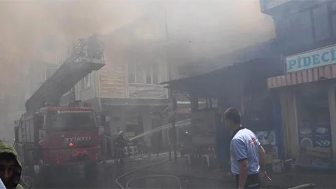 Balıkesir'de Ahşap Dükkan Yanarak Kül Oldu