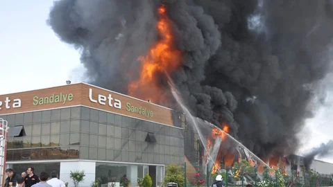 İnegöl'de Sandalye Fabrikası Yangını