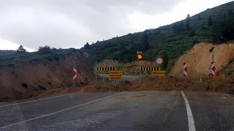 Gümüşhane'de Heyelan Nedeniyle Karayolu Kapatıldı