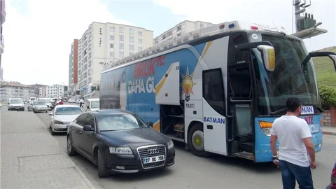 AK Parti Otobüsüne Tabanca İle Ateş Açıldı