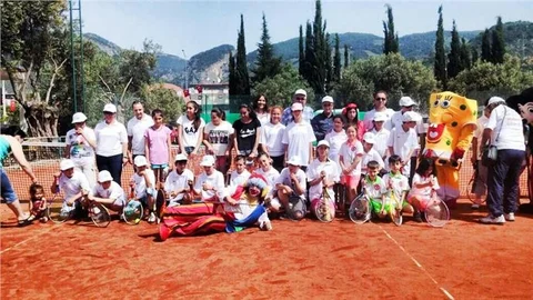 Edremit'te Tenis Turnuvası Başladı