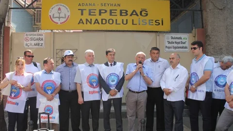 Adana'da Okul Müdürüne Saldırı Protesto Edildi