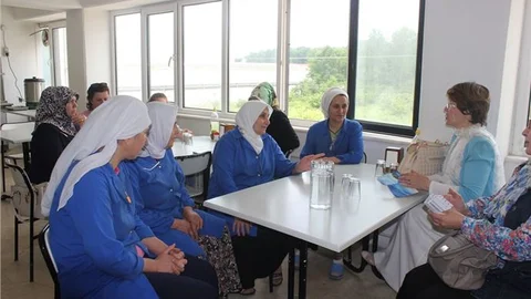 Kadın Müdür Bilgilendirme Yapıyor
