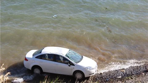 İzmir'de Denize Düşen Araçta Yaralı Kurtarıldı