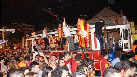 Galatasaray Taksim'de Coşkulu Kutlama Yaptı