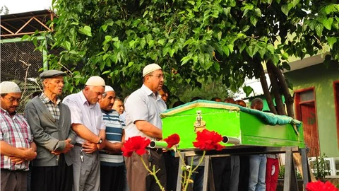 Edirne'de İşçi Cenazeleri Defnedildi