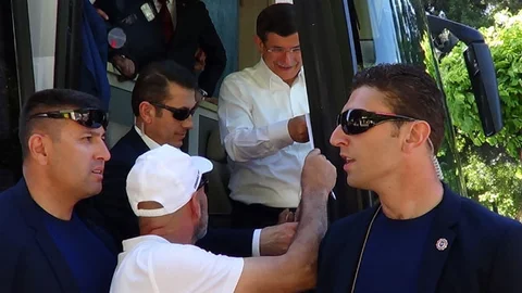 Ahmet Davutoğlu Çanakkale'de Poster İmzaladı