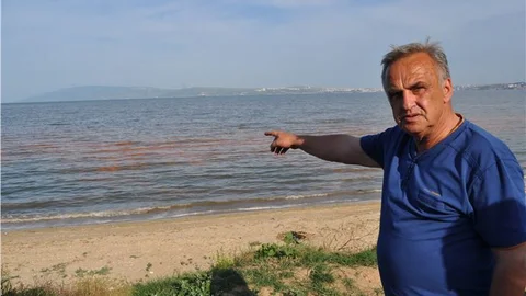 Erdek'te Deniz Kızıl Rengini Aldı