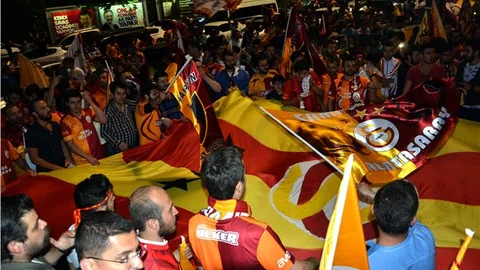 Galatasaraylı Taraftarlar Ankara’da Kutlama Yaptı