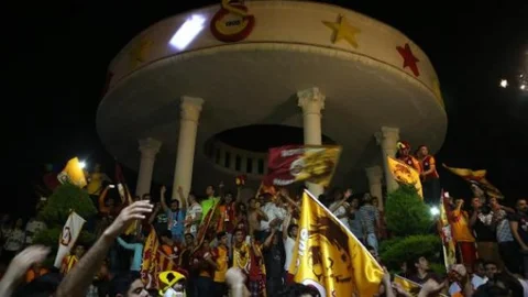 Mersin'de Sabaha Kadar Şampiyonluk Kutlaması