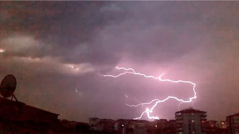 Ankara'da Şimşekli Gece Yağmurları