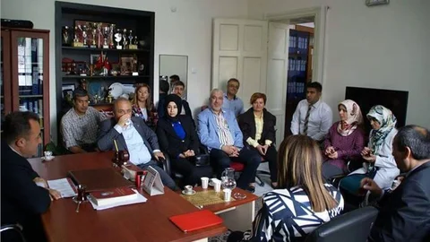 AK Parti'li Adayların Okul Ziyareti Tartışma Yarattı