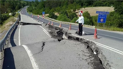 Taraklı'daki Tehlikeli Yol Durumu