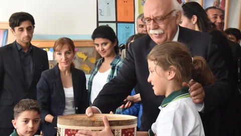 Nabi Avcı, Öğrencilere Üzüm Dağıttı