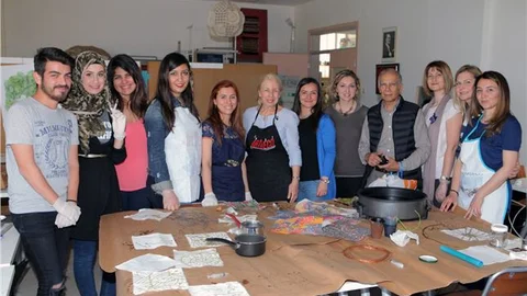 Üniversiteli Öğrenciler Batik Uygulamasını Öğrendi