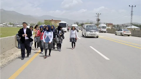 Yüksekova'da Öğrenciler Mitinge Götürüldü