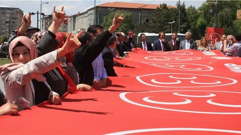 MHP'den Sivas'ta Karanfil Yağmuru