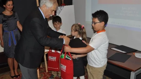 Minik Ressamlara Ödül Verildi