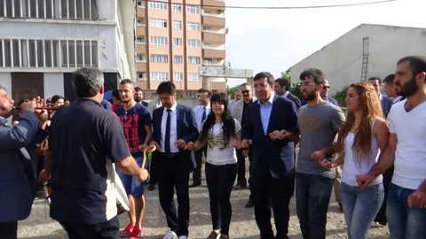 Cevdet Yılmaz Gençlerle Halay Çekti