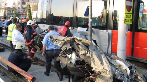 İstanbul'da Tramvay Kazası Sonrası Yol Açıldı