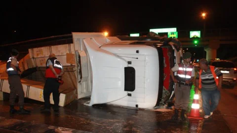 Mersin'de gişeleri karıştıran TIR sürücüsü faciayı ucuz atlattı