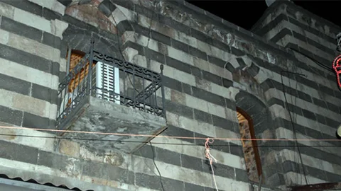 Diyarbakır'da Asma Balkon Çöktü