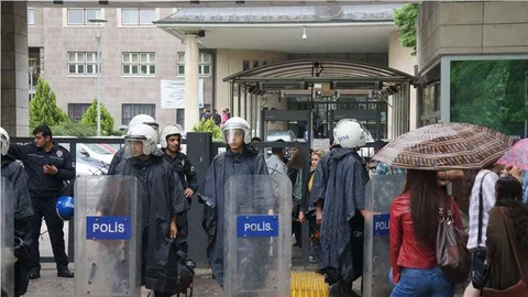 Ankara Üniversitesi'nde Eğitime Ara Verildi