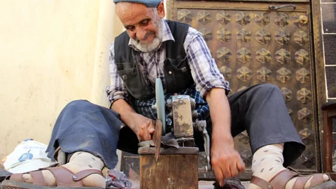 83 Yaşında Bıçak Bileyip Çocuklarına Destek Oluyor