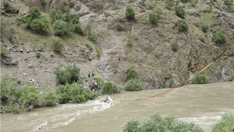 Hakkari'de Kamyonet Zap Suyu'na Uçtu