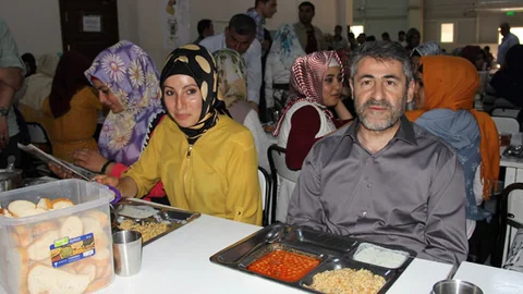 Şanlıurfa'da Nebati İşçilerle Yemek Yedi