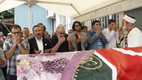 İzmit'te Boşanma Nedeniyle Öldürülen Kadının Cenazesi Toprağa Verildi