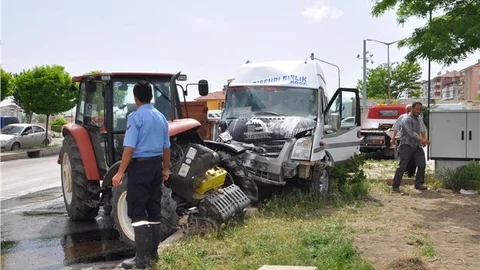 Yozgat'ta Minibüs ve Traktör Çarpıştı