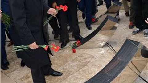 Devlet Bahçeli, Şehitler Anıtı'nı Ziyaret Etti