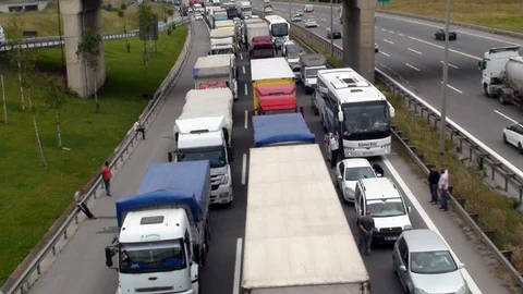 İstanbul'da Devrilen TIR Trafiği Kilitledi