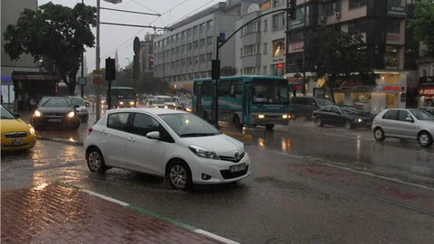 Bursa'da Aniden Bastıran Yağmur Vatandaşları Koşturdu