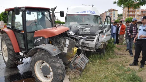 Yozgat'ta Minibüs-Traktör Çarpışması