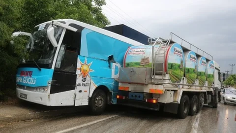 Edirne'de Seçim Otobüsüne Süt Kamyonu Çarptı