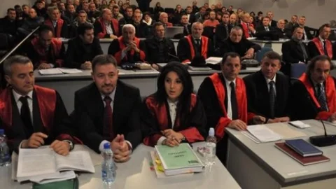 Eski Komutanlara Hapis Cezası Verildi